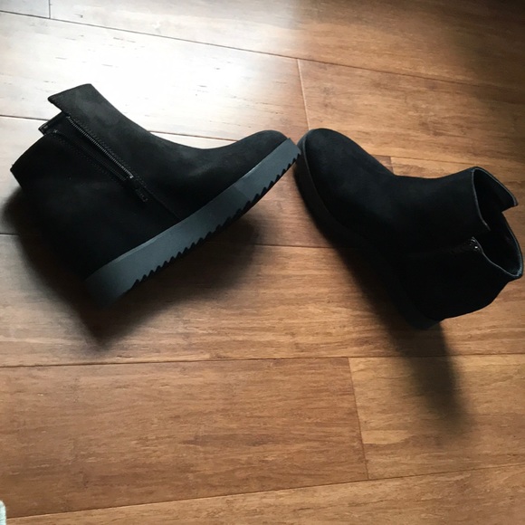Kenneth Cole Shoes - Kenneth Cole Suède ankle booties🆕 without tag